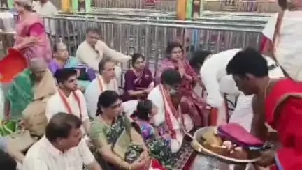 మోపిదేవిలో స్వామిని దర్శించుకున్న మాజీ గవర్నర్ కుటుంబీకులు