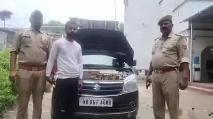 चंदौली: लीलापुर रेलवे फाटक के पास पुलिस ने एक कार में भारी मात्रा में अवैध शराब बरामद की, एक तस्कर को किया गिरफ्तार