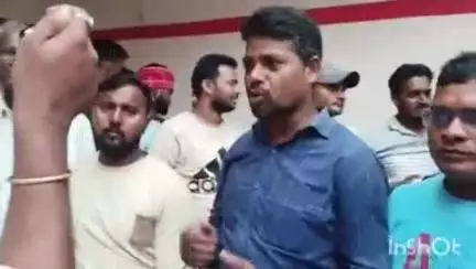 मेहदावल: अम्मादेई गांव के मझवार जाति के ग्रामीणों ने अनुसूचित जाति प्रमाण पत्र न बनने पर धनघटा तहसील में किया विरोध प्रदर्शन