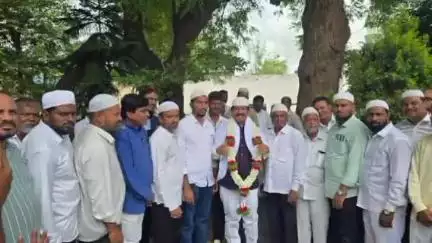 ಚಳ್ಳಕೆರೆ: ನಗರದ ಜಾಮೀಯಾ ಶಾದಿ ಮಹಲ್ ನಲ್ಲಿ ಶಾಸಕ ಟಿ.ರಘುಮೂರ್ತಿ ಗೆ ಸನ್ಮಾನಿಸಿದ ಜಾಮೀಯ ಮಸೀದಿ ನೂತನ ನಿರ್ದೇಶಕರು
