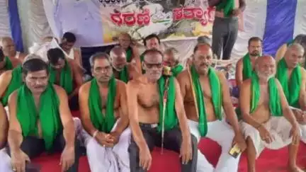 ತಾಳಿಕೋಟಿ: ಬೂದಿಹಾಳ ಪೀರಾಪುರ ಏತನೀರಾವರಿ ಕಾಮಗಾರಿಗೆ ಆಗ್ರಹಿಸಿ ಕೊಡಗಾನೂರ ಕ್ರಾಸ ಹತ್ತಿರ ರೈತರಿಂದ ಅರೆಬೆತ್ತಲೆ ಪ್ರತಿಭಟನೆ