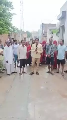 रतनगढ़: रतनगढ में गंदगी से परेशान मोहल्लेवासियों ने किया प्रदर्शन, सीवरेज लाइन तत्काल बंद करवाने की मांग
