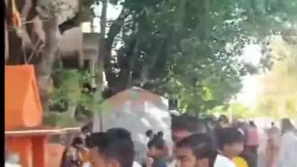 निचलौल: हरपुर पकड़ी गांव में सावन के पहले सोमवार को बउरहवा बाबा मंदिर में श्रद्धा का सैलाब उमड़ा