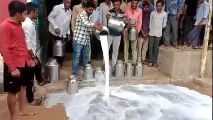 હિંમતનગર: પોલીસના બળ પ્રયોગ સામે સાબરકાંઠા જિલ્લાના પશુપાલકોમાં રોષ, દૂધ મંડળીઓએ દૂધ લેવાનું બંધ કર્યું.. બલ્કમિલ્કના ટાંકા ખોલી ન
