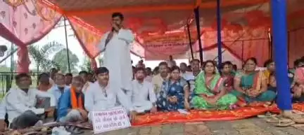 पांकी: हक, अधिकार व मानदेय को लेकर त्रिस्तरीय पंचायत प्रतिनिधि गोलबंद, पांकी प्रखंड कार्यालय के समक्ष दिया धरना