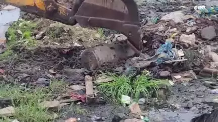 खंडवा नगर: मोघट थाने के पीछे शक्कर तालाब के पास पत्थरों पर मिले भगवान के चिन्ह, पुरातात्विक विभाग को भेजा गया