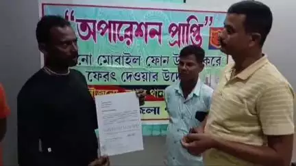 নানুর: ফের সাফল্য নানুর থানার; এবার এক ব্যক্তির হারিয়ে যাওয়া মোবাইল ফোন উদ্ধার করে ফিরিয়ে দিল পুলিশ