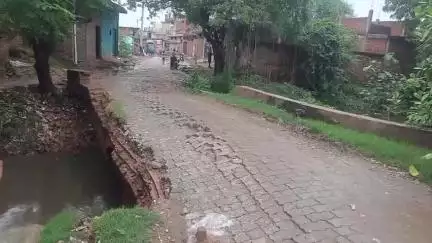 उन्नाव: शेखपुर बाजार में अंग्रेजो द्वारा बनाई गई नाले की पुलिया टूटी स्थानीय लोग को आने-जाने में हो रही परेशानी #jansamasya