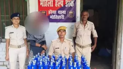 मोतिहारी: हरैया थाना क्षेत्र से पुलिस ने 1 महिला शराब तस्कर को 30 लीटर नेपाली शराब के साथ किया गिरफ्तार