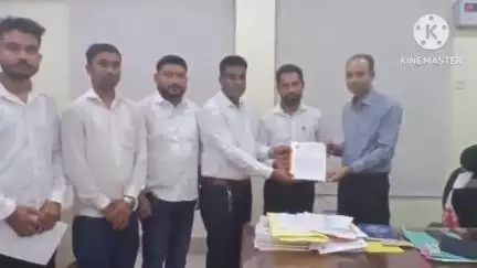 নলবাৰী: খেতিপথাৰত চিৰাল ফাটৰ বাবে জিলা ছাত্ৰ সন্থাৰ তৰফৰপৰা নলবাৰী জিলা আয়ুক্ত জৰিয়তে মুখ্যমন্ত্রীলৈ স্মাৰক পত্ৰ প্ৰদান কৰে