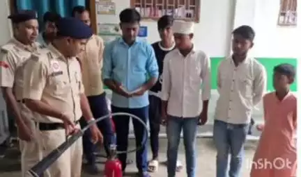 महुआ: महुआ अग्निशमन विभाग ने सोमवार को जन जागरूकता अभियान चलाकर लोगों को किया जागरूक