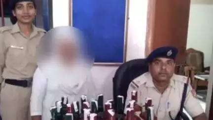 मोतिहारी: बापूधाम मोतिहारी रेलवे सुरक्षा बल ने सप्तक्रांति एक्सप्रेस से 22 बोतल शराब के साथ एक महिला को गिरफ्तार किया