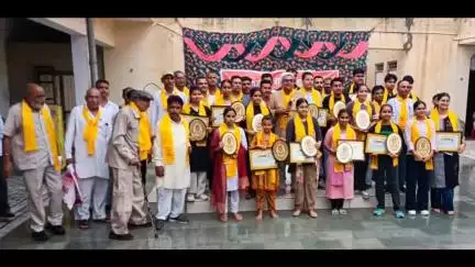 सारस्वत धर्मशाला में श्रीगुर्जर गौड़ ब्राह्मण सेवा समिति के प्रतिभा सम्मान समारोह में प्रतिभाओं को किया सम्मानित