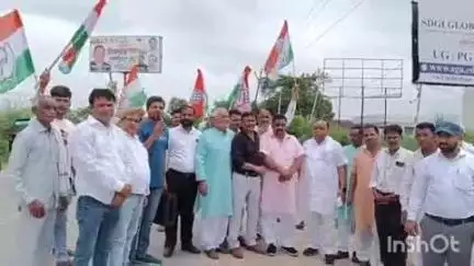 धौलाना: कांग्रेस प्रदेश अध्यक्ष अजय राय पर हुए फर्जी मुकदमे के विरोध में कांग्रेस जनों ने धौलाना थाना प्रभारी को ज्ञापन सौंपा
