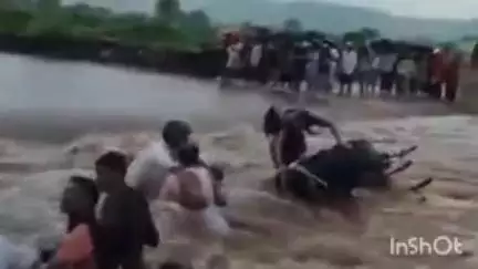 कराहल: मोरावन में बड़ा हादसा: धान लगाकर लौटते समय ट्रैक्टर पलटा, महिला की डूबने से मौत, कई घायल