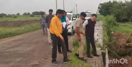 ખંભાળિયા: ભાડથર-રાજપરા રોડ પરનો માઇનર બ્રિજ જોખમી; કલેક્ટરે ભારે વાહનોના પ્રવેશ પર પ્રતિબંધ લાદવા આપી સૂચના.