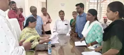 విద్యాహక్కు చట్టాన్ని ప్రతిష్టంగా అమలు చేయాలని, గ్రీవెన్స్ నందు ఆర్డిఓ శ్రీరమనికి వినతిపత్రం అందజేసిన సిపిఎం నాయకులు.