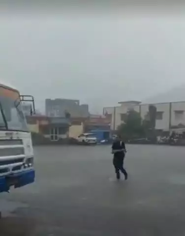 टोंक: सआदत अस्पताल के एक्सरे रूम में घुसा पानी, जोरदार बारिश से सड़कें बनीं तालाब