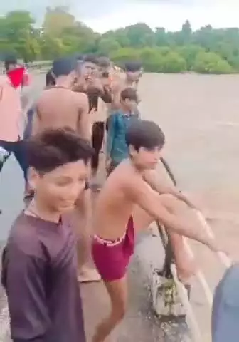 टीकमगढ़: टीकमगढ़: नदी में जान जोखिम में डालकर वीडियो बना रहे लोग, बेखबर प्रशासन!