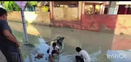 महुआ: महुआ नगर परिषद क्षेत्र में सोमवार को विभिन्न जगहों से जल जमाव की मशीन लगाकर कराई गई निकासी