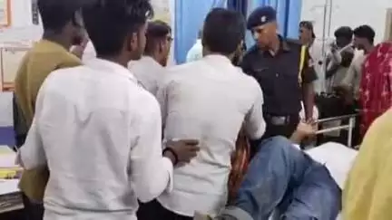 चंदौली: कांटा चौराहा के समीप कुत्ते को बचाने के चक्कर में अनियंत्रित ऑटो पलटी, आधा दर्जन से अधिक लोग घायल