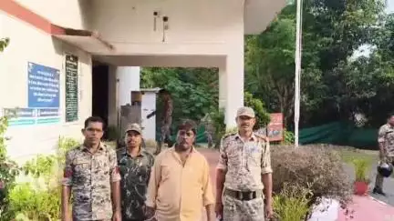 कोंडागांव: कोंडागांव पुलिस ने गांजा तस्करी मामले में की बड़ी कार्रवाई, चिखलपुटी स्थित नवीन बस स्टैंड से एक आरोपी को किया गिरफ्तार