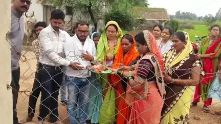 पलारी: जनपद की सभापति नीलिमा चरण दास कोसले ने दतरेंगी में अहाता निर्माण का भूमिपूजन किया और बच्चों को मोटिवेट किया