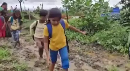 रीवा मुख्यालय से मात्र 10 किमी दूर महिदल गांव के बच्चों का यह वीडियो विकास के खोखले दावों की पोल खोलता है।
बच्चे शिक्षा की आस में रोजाना कीचड़, नालों और जोखिम भरे रास्तों से स्कूल पहुंचते हैं।

प्रदेश में दो दशकों से काबिज सरकार यदि बच्चों