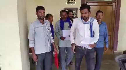 प्रतापगढ़: शहर के प्रमुख अंबेडकर चौराहे की अनदेखी को लेकर बहुजन समाज और भीम आर्मी ने जिला प्रशासन को ज्ञापन सौंपा