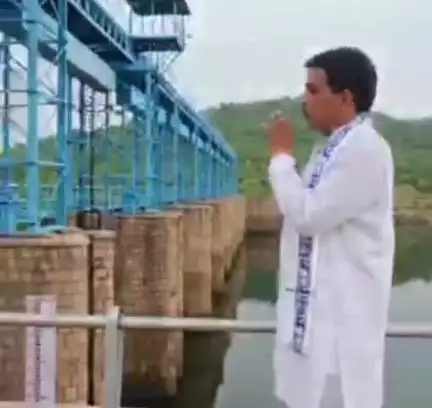 दुर्गावती: दुर्गावती के किसानों की मांग पर मूसाखाड़ बांध पहुंचे सतीश यादव पिंटू, बांध का वीडियो तेजी से हो रहा वायरल