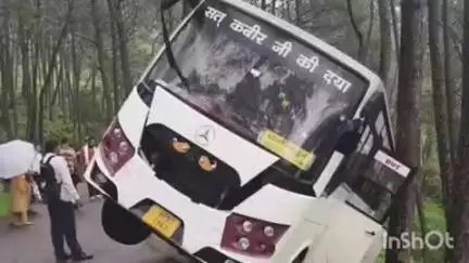 भोटा: रोपड़ी के पास निजी बस लुढ़की, हादसे में कोई हताहत नहीं हुआ