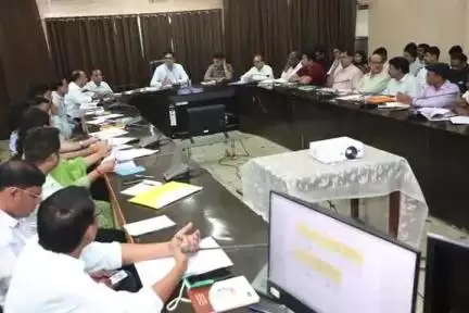 टीकमगढ़: कलेक्ट्रेट कार्यालय में टीएल की बैठक आयोजित, कलेक्टर ने अधिकारियों को दिए निर्देश