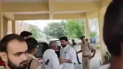 चंदौली: कलेक्ट्रेट में केंद्रीय मंत्री मुरलीधर मोहोल ने अधिकारियों के साथ की समीक्षा बैठक, कहा- सभी भाषाओं का सम्मान होना चाहिए