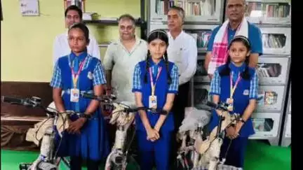 डोमचांच: डोमचांच में मेधावी छात्रों के बीच साइकिल का वितरण