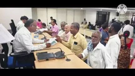 భువనగిరి: కబ్జా భూమిని స్వాధీనపరచుకొని బోర్డు ఏర్పాటు చేయాలని తహసిల్దార్ను ఆదేశించిన జిల్లా అదనపు రెవెన్యూ కలెక్టర్ వీరారెడ్డి