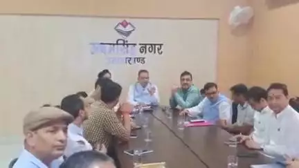 रुद्रपुर: केंद्रीय गृहमंत्री अमित शाह के कार्यक्रम को देखते हुए जिले के प्रभारी मंत्री गणेश जोशी ने अधिकारियों के साथ की बैठक