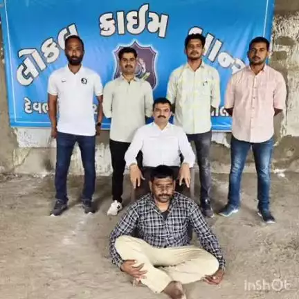 ખંભાળિયા: બેહ ગામે થયેલ લુંટના ગુન્હામાં છેલ્લા ૨૬ વર્ષથી નાસ્તા ફરતા દસ હજાર રૂપીયાના ઇનામી આરોપીને પકડી પાડતી એલ.સી.બી.