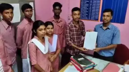 শান্তিরবাজার: বিভিন্ন দাবিতে মুহুরীপুর ইংরেজি মাধ্যম দ্বাদশ শ্রেনী বিদ্যালয়ে ডেপুটেশন প্রদান করেন শাসক দলের ছাত্র সংগঠন