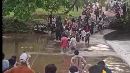 रैपुरा: पन्ना: बारिश थमते ही लापरवाही! हरसा-बंगौहा नाले में फंसे लोग जान जोखिम में डालकर नाला पार करने लगे