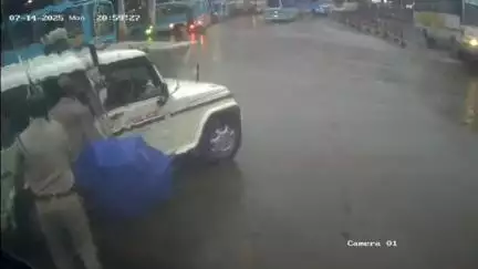 ഒറ്റപ്പാലം: ബസ് സ്റ്റാൻഡിനുള്ളിൽ വച്ച് സ്വകാര്യ ബസ് ജീവനക്കാരനെ പോലീസ് മർദ്ദിക്കുന്നതിന്റെ സി.സി.ടി.വി ദൃശ്യങ്ങൾ പുറത്ത്