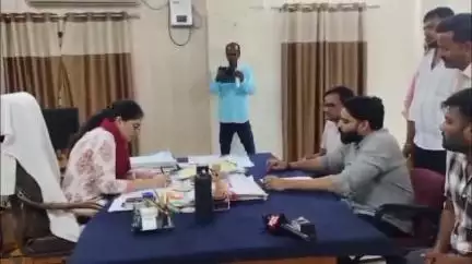 राजाखेड़ा: राजाखेड़ा नगरपालिका में भ्रष्टाचार का आरोप, पार्षद ने पोखर सौंदर्यीकरण और शहरी नरेगा योजना की जांच की मांग की