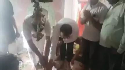 सवायजपुर: सिद्धेश्वर नाथ शिव मंदिर बिवियापुर में शाहाबाद और सवायजपुर के एसडीएम ने किया भगवान शिव का जलाभिषेक