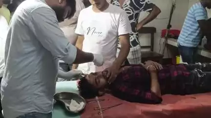 শান্তিপুর: শান্তিপুরের থানার মোড়ে যাত্রীবাহী টোটোর সাথে মোটরবাইকের মুখোমুখি সংঘর্ষে গুরুতর আহত ৫