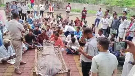 डग: डग क्षेत्र में किसान की मौत के बाद मामला गर्माया, शव लेकर पहुंचे एसडीएम ऑफिस और किया प्रदर्शन