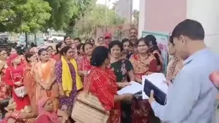 मुरैना नगर: नियमितीकरण की मांग को लेकर आंगनवाड़ी कार्यकर्ताओं का कलेक्ट्रेट पर प्रदर्शन, मुख्यमंत्री के नाम ज्ञापन सौंपा
