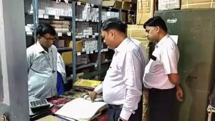 महरौनी: महरौनी के एसडीएम ने सीएचसी का किया औचक निरीक्षण, स्वास्थ्य सेवाएं बेहतर बनाए रखने के दिए निर्देश