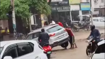 सिरसा: शहर में तेज बारिश से जनता भवन रोड पर हुआ जलभराव, जगह-जगह गहरे गड्ढे होने से फंसी गाड़ियां