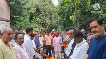 भगवानपुर: पूर्व प्रखंड प्रमुख लालबाबू पासवान के अंतिम दर्शन के लिए उमड़ी भीड़, शव प्रखंड मुख्यालय लाया गया