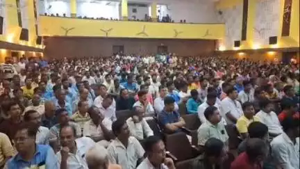 কাটোয়া ১: "BJP শাসিত রাজ্যে বাংলা ভাষায় কথা বলায় বাংলাদেশি সাজিয়ে জেলে ভরে দেয়া হচ্ছে বাংলার শ্রমিকদের" কাটোয়ায় বললেন MLA