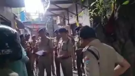 देहरादून: भारी बारिश के बीच नशा तस्करों पर नकेल कसने के लिए ग्राउंड जीरो पर पहुंचे एसएसपी देहरादून